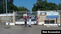 Familiares esperando visita en El Vivac de La Habana. Foto de Abraham Jiménez Enoa