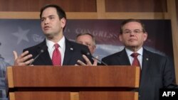 Senadores Marco Rubio, (R-FL) y Bob Menéndez, (D-NJ)