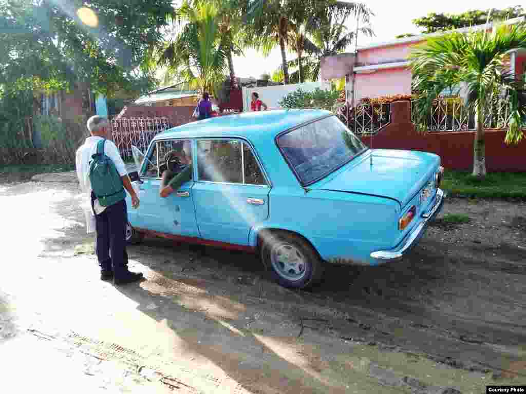 Funcionarios del Departamento Provincial de Planificación Física en&nbsp;Camagüey visitan la vivienda del pastor Bernardo de Quesada (III).