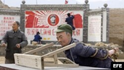 Unos muñecos recrean el castigo a que fueron sometidos por los Guardias Rojos durante la revolución cultural. 