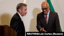 Jorge Rodríguez, jefe del equipo negociador de Maduro, hace gestos mientras Gerardo Blyde, de la Plataforma Unitaria de Venezuela, pasa a su lado durante una conferencia de prensa en la Ciudad de México. Septiembre 27, 2021. Foto: REUTERS/Luis Cortes.