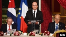 El presidente de Francia, François Hollande (c) ofrece un discurso junto a Raúl Castro (i) y Ricardo Cabrisas (d).