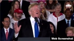 El presidente Donald Trump durante su discurso en FIU dirigido a la comunidad venezolana. 