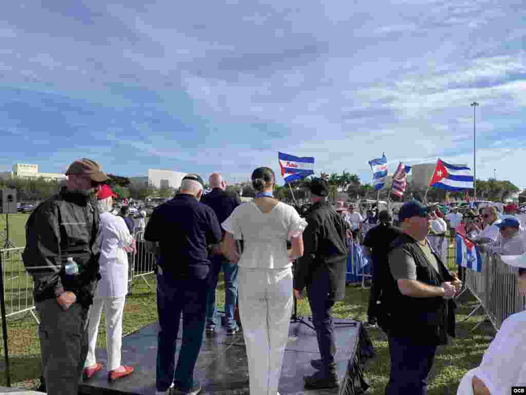 La Asamblea de la Resistencia Cubana encabeza una caravana de carros, desde el Cuban Memorial en el Tamiami Park, en Miami, para solidarizarse con las marchas c&#237;vicas en Cuba.