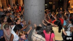 Cientos de cubanos dan vueltas a la ceiba de El Templete, una tradición que se remonta a la colonia española.