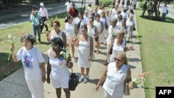 Una de las primeras marchas de las Damas de Blanco. AFP PHOTO/Adalberto ROQUE