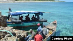 Las dos embarcaciones en que arribaron los cubanos a Caimán Brac.