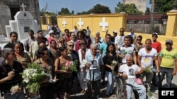 Un grupo de opositores del Movimiento Cristiano Liberación (MCL) participa en una peregrinación en homenaje a los activistas fallecidos Oswaldo Payá y Harold Cepero en el Cementerio Colón en La Habana (Cuba). Archivo.