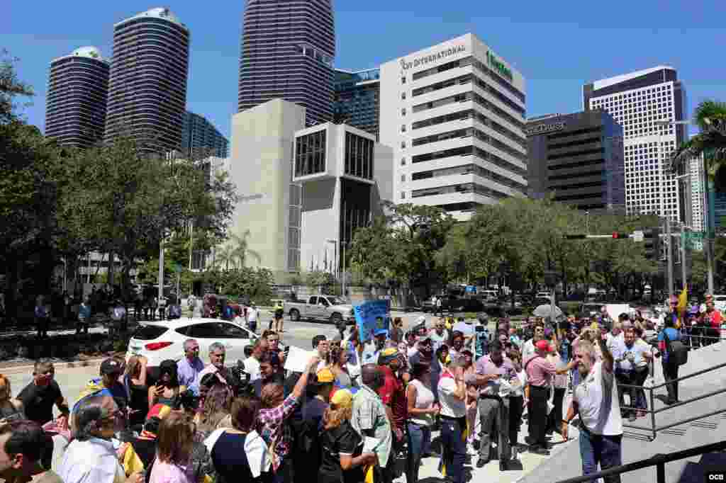 frente a Steakhouse, de la cadena de restaurantes del popular chef Salt Bae, localizado en el 999 de Brickell Ave, en Miami.