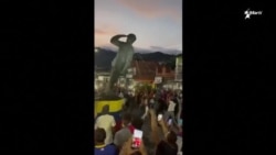 La estatua de Hugo Chávez fue derribada por manifestantes en Venezuela