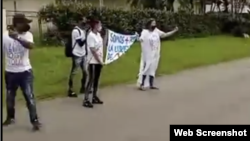 Cubanos en Surinam protestan en contra del régimen cubano