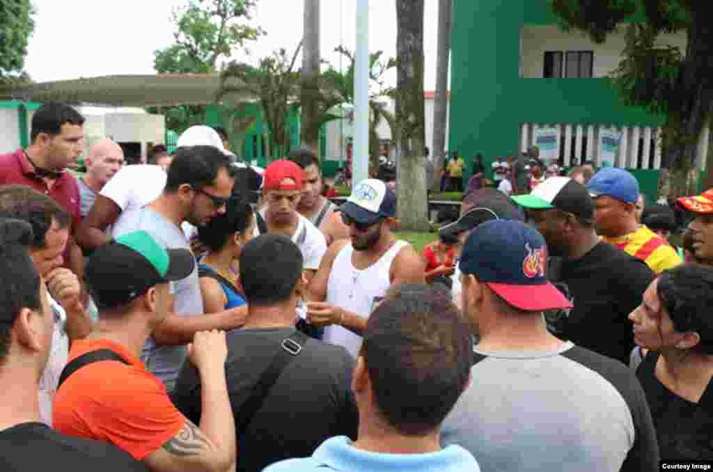 Aroldis Chapman nació en Holguín, Cuba, el 28 de febrero de 1988. Abandonó el equipo de pelota de Cuba durante el torneo World Port Tournament (Rotterdam, Holanda), el 1 de julio de 2009. Al año siguiente firmó con los Rojos de Cincinnati por seis años y $30.25 millones. El 28 de diciembre de 2015, Chapman fue enviado a los Yankees de Nueva York, a cambio de cuatro jugadores de ligas menores, los lanzadores derechos Caleb Cotham y Rookie Davis, y los jugadores de cuadro Eric Jagielo y Tony Renda. El 11 de enero de 2016, el manager de los Yankees, Joe Girardi, lo nombró el cerrador oficial del equipo. Pero el 25 de julio de 2016, los Yankees enviaron a Chapman a los Cachorros de Chicago por Gleyber Torres, Billy McKinney, Adam Warren y Rashad Crawford. &nbsp;