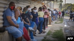 Cola para comprar productos en dólares en La Habana (Archivo/Adalberto Roque/AFP).