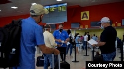 Pasajeros arriban al Aeropuerto de La Habana