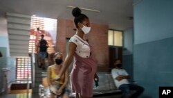 Una mujer embarazada espera a ser vacunada en una clínica de La Habana el 5 de agosto de 2021 (AP/Ramón Espinosa).