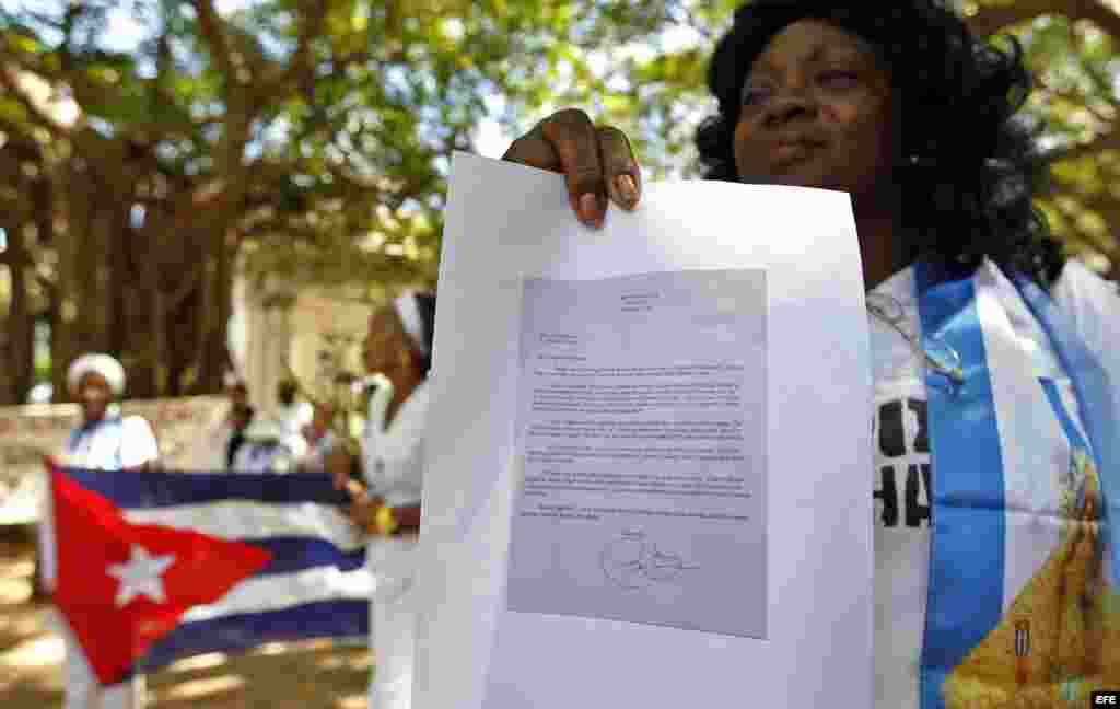 Berta Soler, muestra este domingo 13 de marzo del 2016, una fotocopia de una carta enviada por el presidente de estados Unidos Barack Obama a las Damas de Blanco. Minutos después todas fueron reprimidas y detenidas.