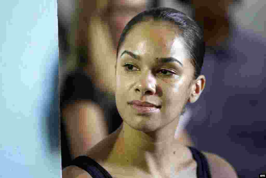 Misty Danielle Copeland (d), primera bailarina afroamericana del American Ballet Theatre, observa un ensayo durante su visita a la sede del Ballet Nacional de Cuba hoy, martes 15 de noviembre del 2016, en La Habana (Cuba). Misty Danielle Copeland visita e