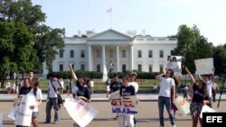 En esta foto de archivo, un grupo de jóvenes protesta frente a la Casa Blanca por Reforma Migratoria.