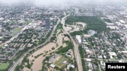 Una vista de un dron muestra un área inundada después del huracán Beryl en Houston, Texas, el 8 de julio de 2024. @cjblain10 vía X/vía REUTERS