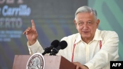 Andrés Manuel López Obrador anunció que su gobierno entregará ayudas económicas a los migrantes colombianos, ecuatorianos y venezolanos, para contener el flujo migratorio de esos países y estimular que regresen a sus hogares.