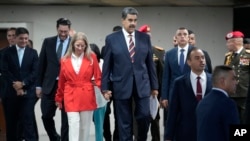 El presidente Nicolás Maduro y su esposa Cilia Flores salen del Tribunal Supremo tras procedimientos relacionados con la auditoría de la corte sobre los resultados de las elecciones presidenciales en Caracas, Venezuela, el viernes 9 de agosto de 2024. (AP Photo/Matías Delacroix)