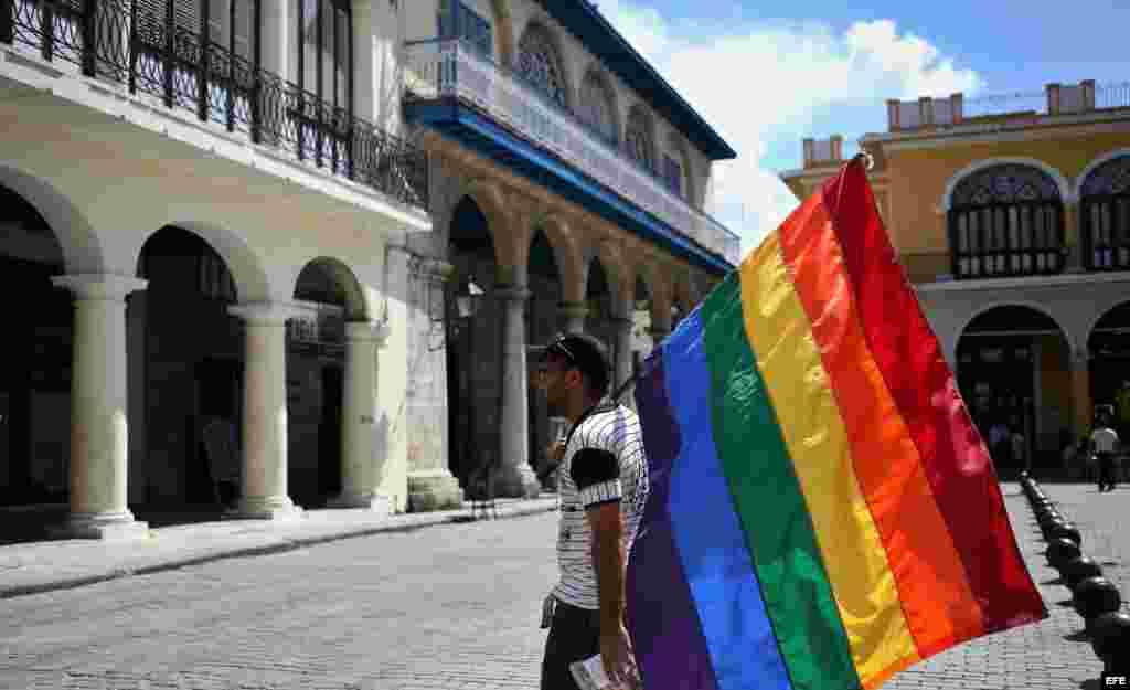 Un activista con una bandera del arco iris, símbolo de la comunidad gay en una plaza de La Habana (Cuba).