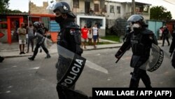 Antimotines recorren La Güinera el 12 de julio de 2021, un día después del levantamiento nacional contra el régimen comunista. (Yamil Lage / AFP).