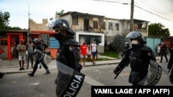 Antimotines recorren La Güinera el 12 de julio de 2021, un día después del levantamiento nacional contra el régimen comunista. (Yamil Lage/AFP).