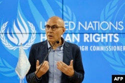 El Alto Comisionado de las Naciones Unidas para los Derechos Humanos, Volker Turk, habla durante una conferencia de prensa en El Cairo el 8 de noviembre de 2023, tras una visita al cruce fronterizo de Rafah entre Egipto y la Franja de Gaza. (Foto de Khaled DESOUKI / AFP)