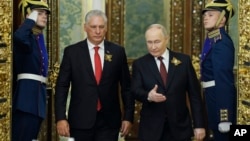 El presidente ruso Vladimir Putin, derecha, y el gobernante cubano Miguel Díaz-Canel en el Gran Palacio del Kremlin en Moscú, Rusia, el jueves 9 de mayo de 2024. (Maxim Shemetov/Pool Photo vía AP)