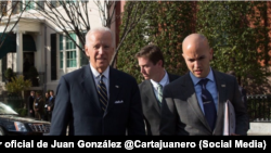 El presidente Joe Biden (izq.) junto a su asesor de Seguridad Nacional para el Hemisferio Occidental, Juan González. Tomado de @Cartajuanero