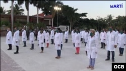 Médicos cubanos en formación.