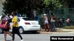 Cola frente a la tienda de 23 y C, en el Vedado. 