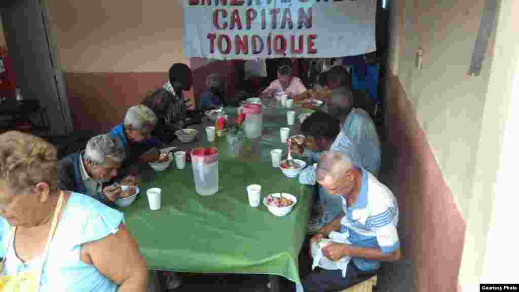 Imagen del último almuerzo a desamparados / Twitter del Proyecto Capitán Tondique 