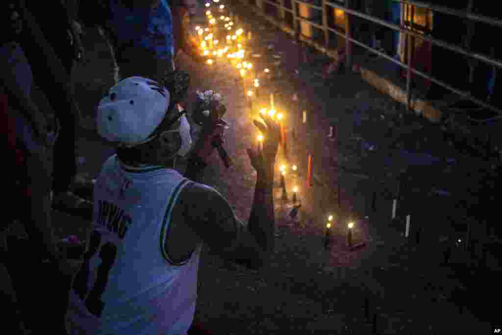 Un seguidor de San Lázaro reza durante la peregrinación al santuario del santo para su fiesta anual en el barrio El Rincón de Santiago de Las Vegas.