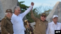 De izquierda a derecha, Ramiro Valdés, Miguel Díaz-Canel, Raúl Castro y José Ramón Machado.