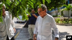 Pablo Beltrán, jefe de la delegación del ELN que dialoga con el gobierno de Colombia, el 1 de mayo de 2023 en La Habana, Cuba. (AP Photo/ Ramon Espinosa)