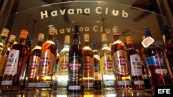 Vista de botellas del ron Havana Club en un establecimiento de La Habana.