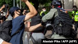 Manifestantes protestan en Hong Kong contra la nueva ley de seguridad nacional el 1 de julio de 2020