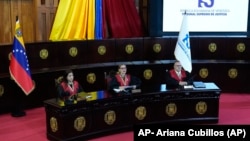 Los jueces de la Corte Suprema, de izquierda a derecha, Fanny Márquez, la presidenta Caryslia Rodríguez e Inocencio Figueroa, tras respaldar las afirmaciones de Nicolás Maduro de que ganó las elecciones presidenciales.