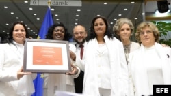 ARCHIVO. Presidente del Parlamento Europeo Martin Schulz, posa junto a Laura María Labrada Pollán, Berta Soler, Belkis Cantillo, Elena Larrinaga y Blanca Reyes en la entrega del Premio Sájarov otorgado en 2005 a las Damas de Blanco.