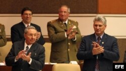 Miguel Díaz-Canel, junto al general Raúl Castro.