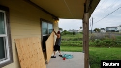 Un hombre se prepara antes de la llegada del huracán Beryl, en Rockport, Texas, EEUU, el 7 de julio de 2024. REUTERS/Daniel Becerril