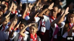 Alumnos de una escuela primaria saludan a la bandera cubana, en La Habana (Cuba)/ Archivo