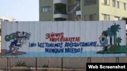 Cartel emplazado frente a la sección de intereses de EEUU en Cuba.