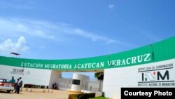 Funcionarios de la estación migratoria de Acayucan en Veracruz fueron denunciados por extorsionar a cubanos.