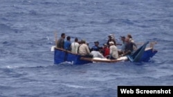 Balseros cubanos en aguas de la Florida.