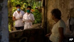 Estudiantes de medicina chequean por coronavirus a residentes en un barrio marginal de San José de las Lajas.