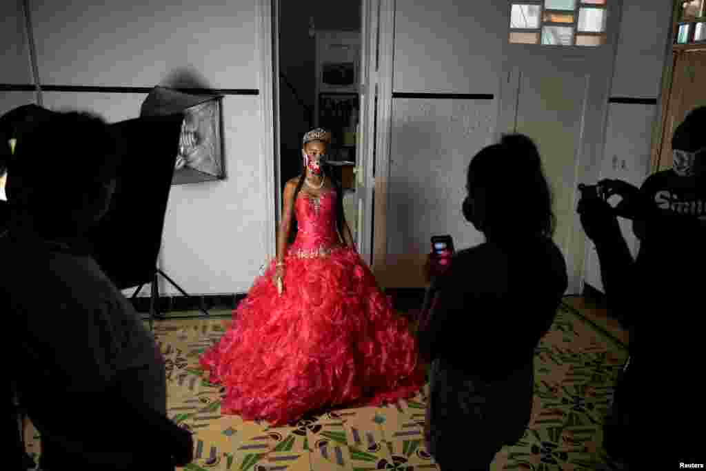 Naomi Ramos se protege con un nasobuco. REUTERS/Alexandre Meneghini