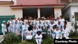 Las Damas de Blanco se toman una foto frente a la sede de su movimiento en Lawton, luego de concluir el Té Literario que realizaron el mismo día en que sufrieron un acto de repudio. 